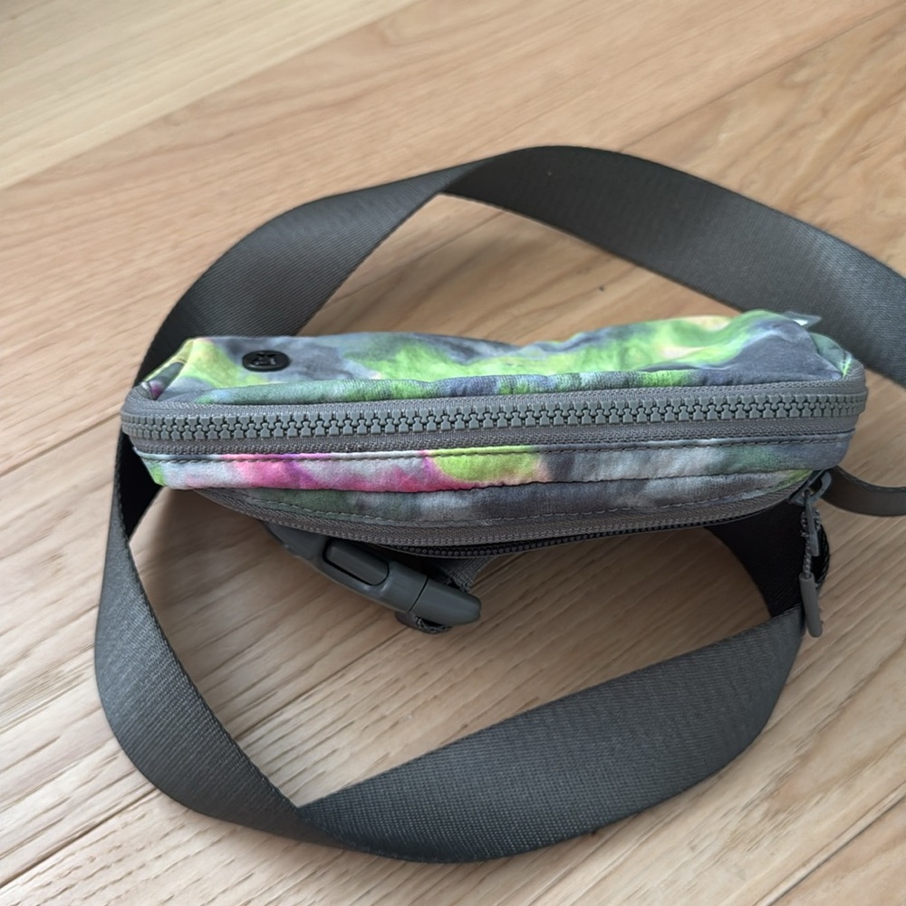 lululemon everywhere belt bag, hyper dye / tie dye - Picture 6 of 6